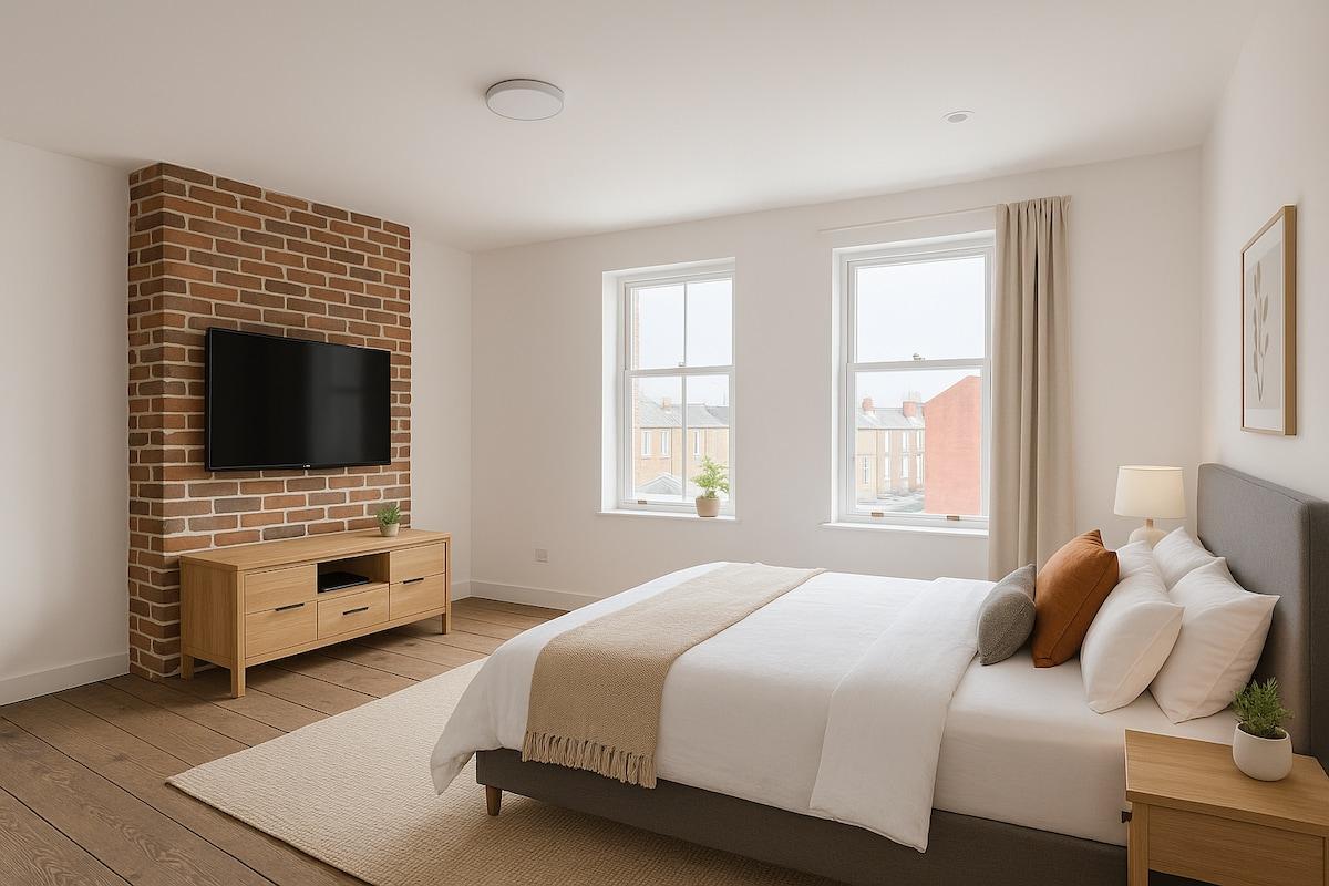 4-BR Clubmoor Home: Free Parking & Self Check-in