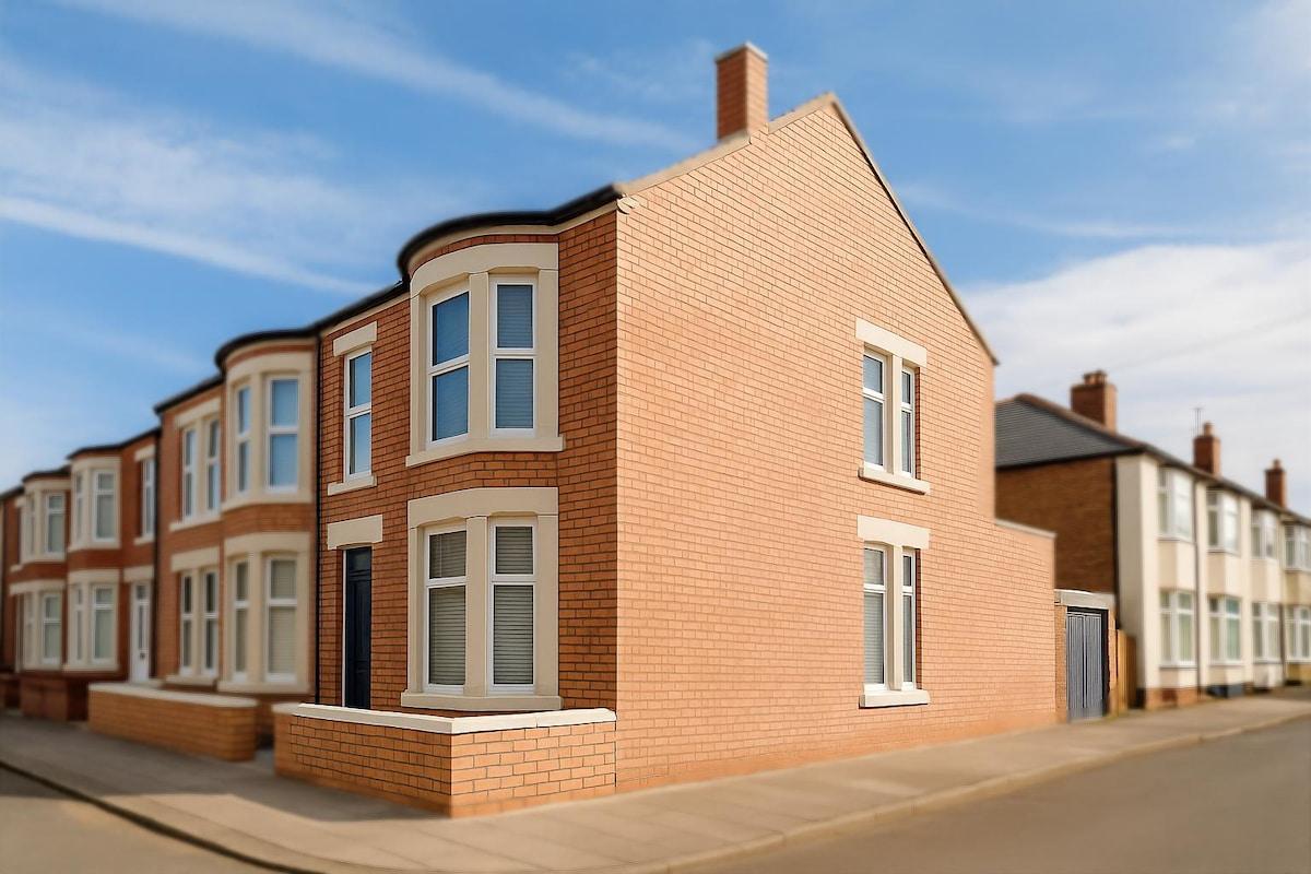 4-BR Clubmoor Home: Free Parking & Self Check-in2