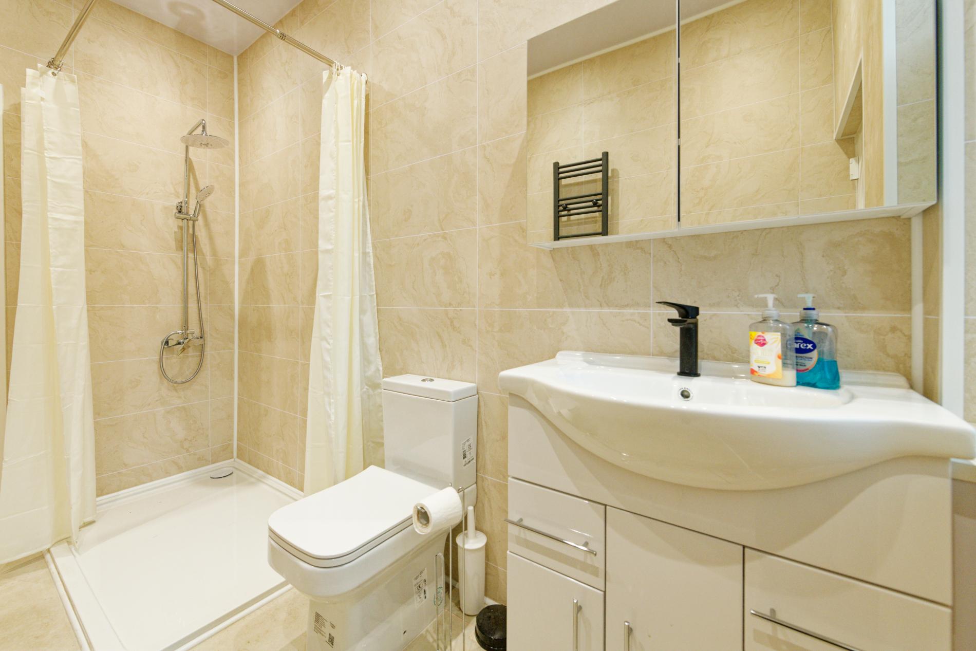 4-BR Clubmoor Home: Free Parking & Self Check-in4