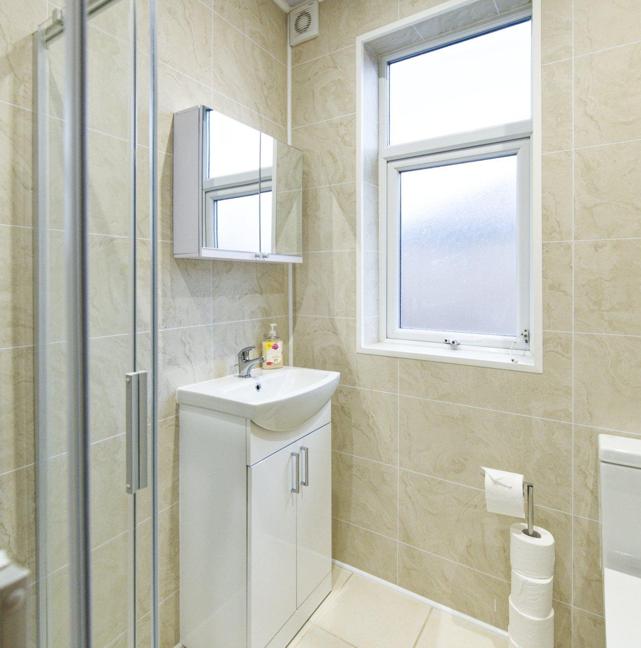 4-BR Clubmoor Home: Free Parking & Self Check-in6