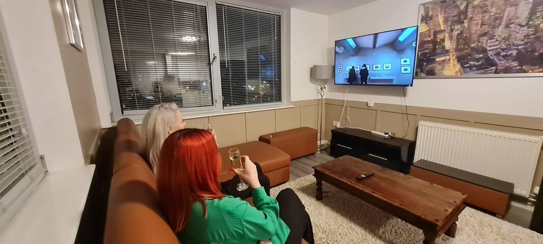 Central but Quiet 2-Bedroom Flat w Parking in L34