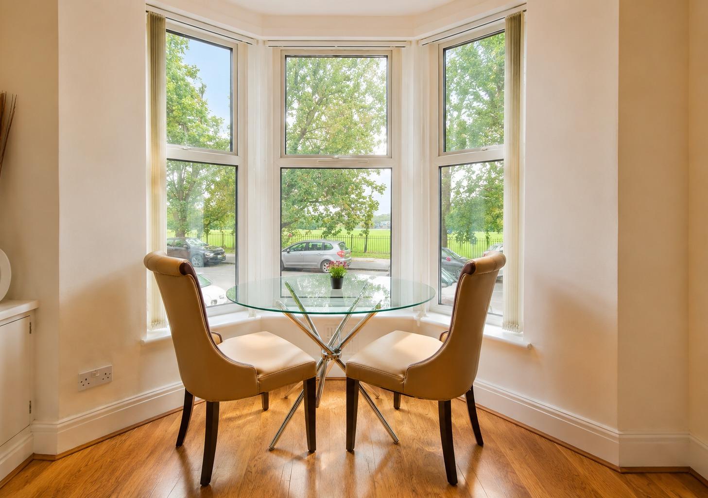 Botanic Apartment with Parking & Park Views, Quiet